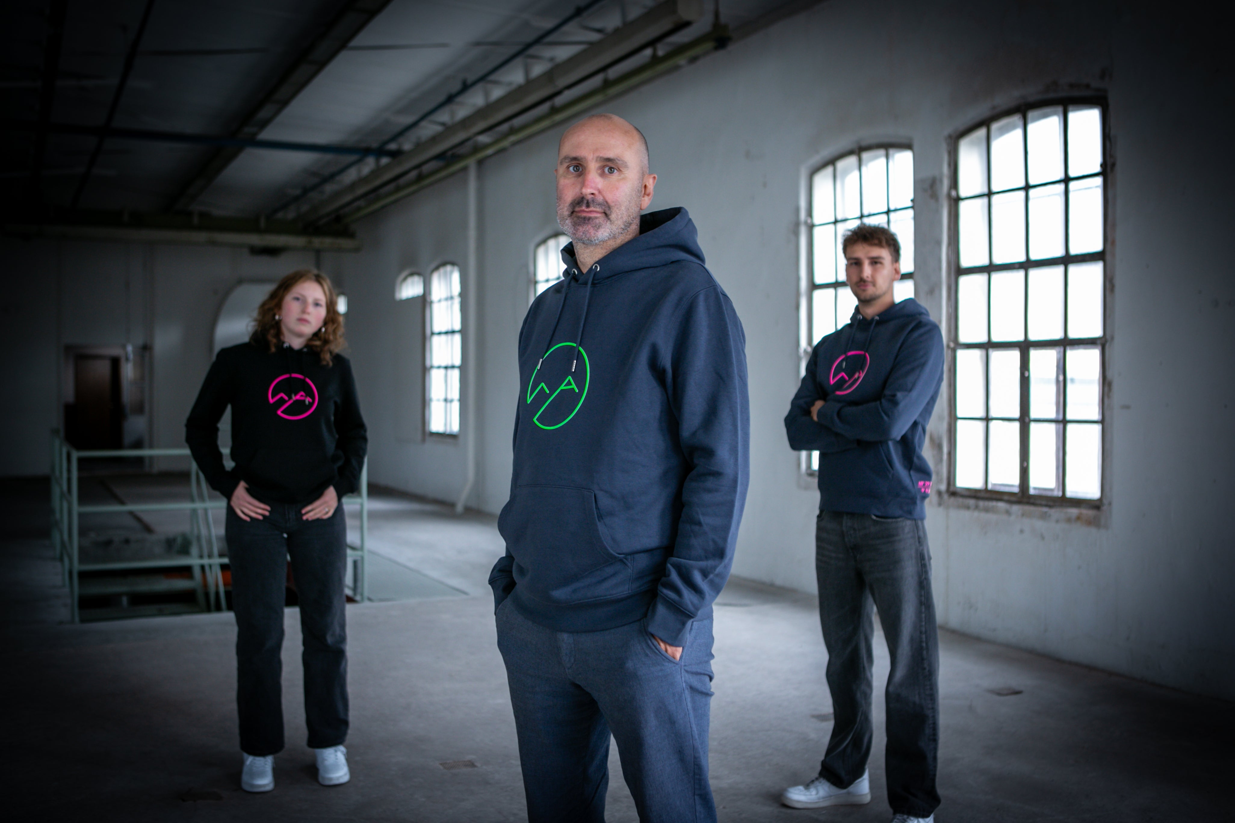 Oversize Hoodie (schwarz/neon) - neon pink - Albdraufgänger